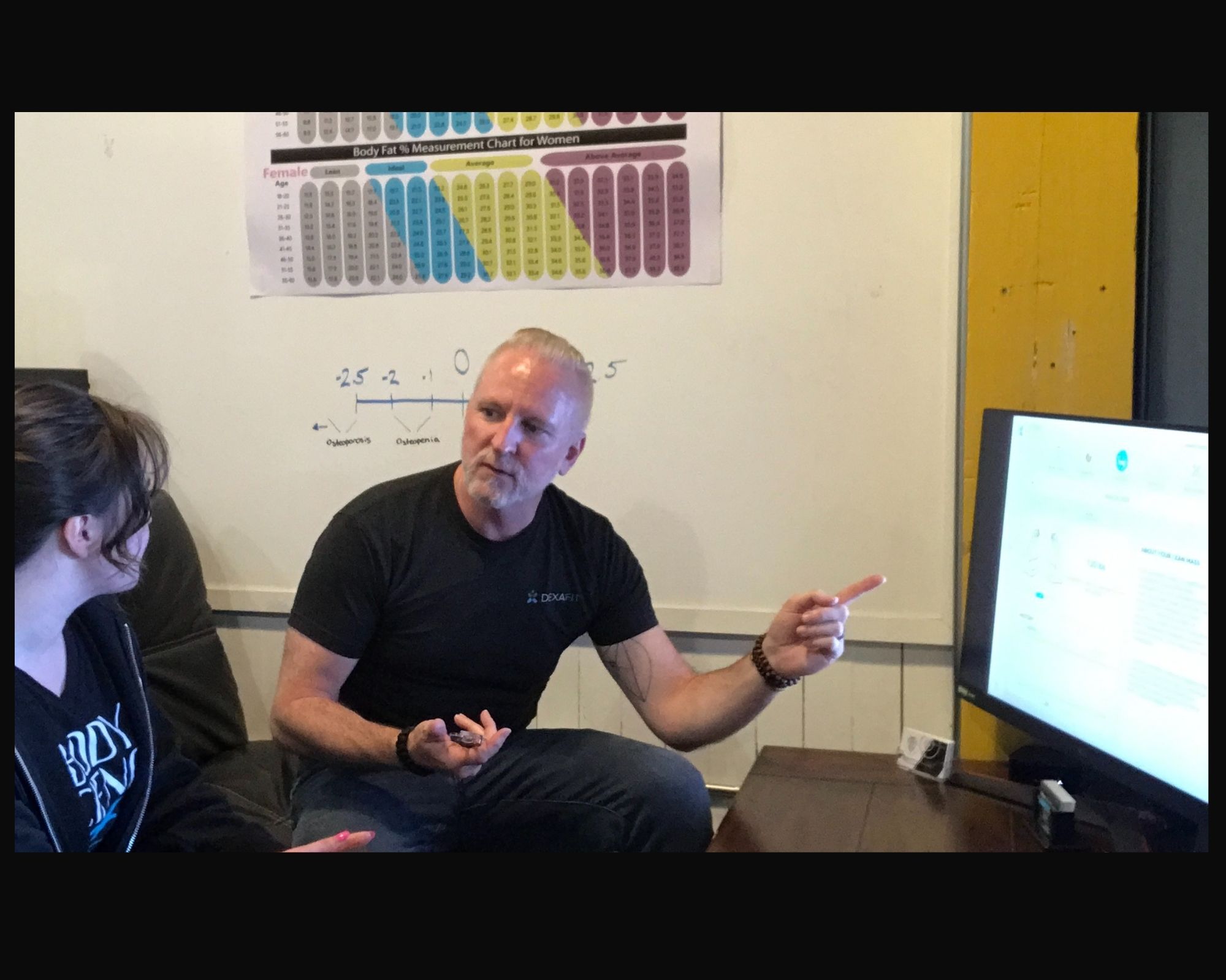 Joel Yakowitz explaining DEXA results to a client